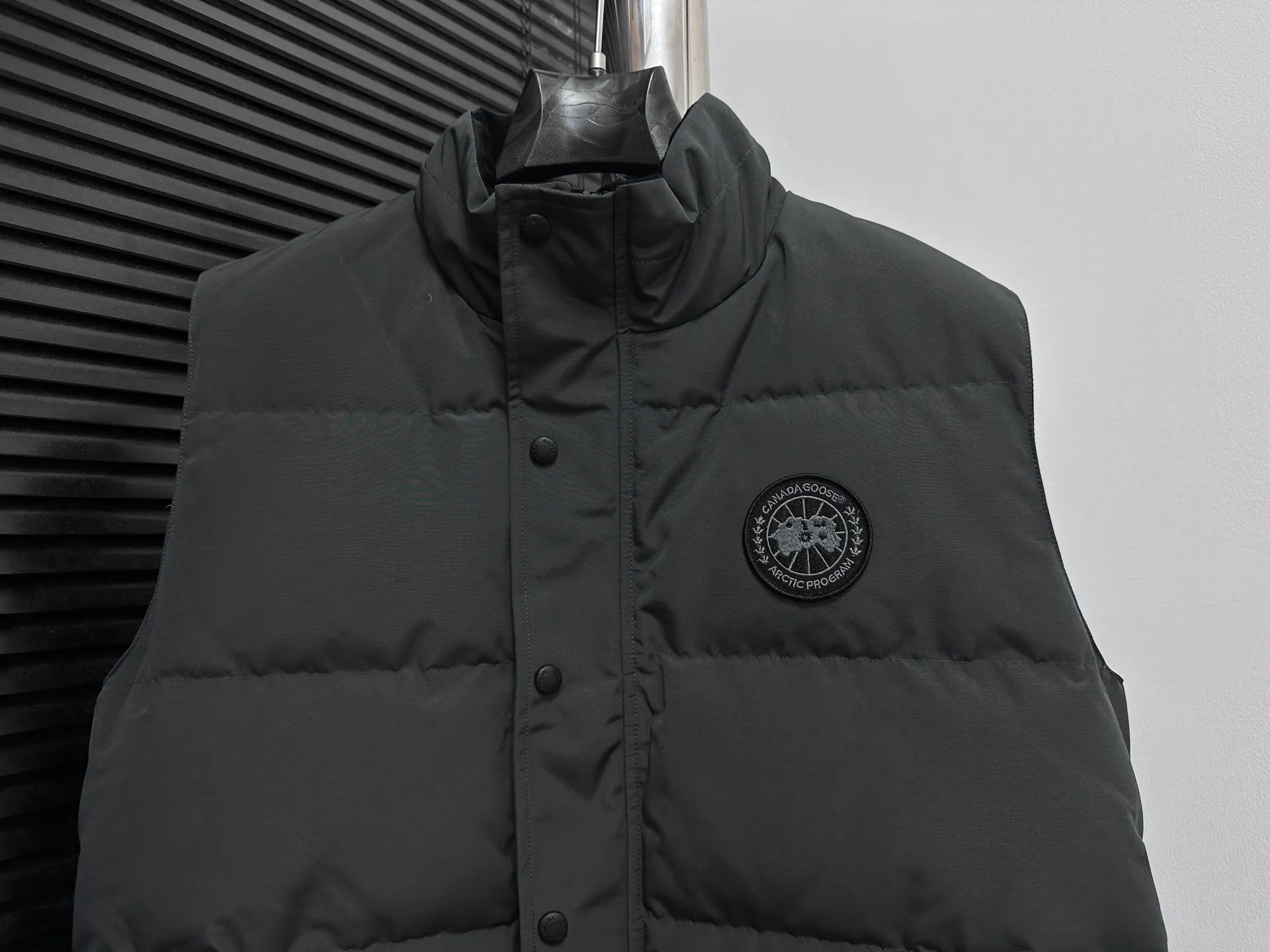 P360 [Canada Goose] Canada Goose black label #Freestyle Crew 4151mb men’s and women’s vest down ➖ Imported Behringer embroidery machine with customized 10,000-needle embroidery label! ➖ Imported 21-count polyester-cotton blended original fabric, using Feather-Light 10D waterproof coating fabric, made of 84.5% polyester fiber and 15.5% cotton, 100% the best feel in the entire network! ➖ The genuine official website uses the national standard 80 white duck down, and will never be misled by false claims such as 90 down or goose down! ➖ 100% nylon nylon lining with double double-layer sealing design to prevent velvet from running away. Top-grade polar fleece is used in the collar and pockets to keep warm and comfortable! ➖ Yoshida YKK provides original custom-made electroplated sliders. YKK two-way lockable zippers are tight and smooth and will not peel off paint! ➖ 3M composite original Velcro is durable, and all accessories and hardware are disassembled and customized! ⛔No slander, no exaggeration, no need for too much copywriting, because it is focused, it is professional!  SIZE: XS S M L XL XXL